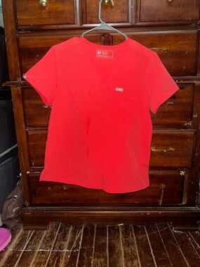 Figs Bright hibiscus V-Neck Scrub Top with umann joggers SCRUB SET